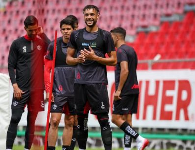 Este viernes, los rojinegros del Atlas entrenaron en la cancha del Estadio Jalisco, escenario donde este domingo recibirán al América. ESPECIAL / Atlas FC