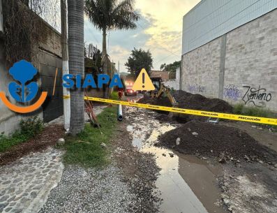 Trabajador del Siapa muere cuando hacía labores de reparación de fuga en la colonia Agua Blanca Industrial de Zapopan. ESPECIAL / FACEBOOK Protección Civil y Bomberos de Zapopan