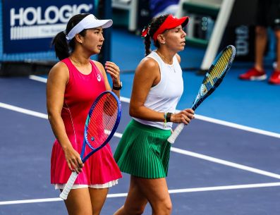La tenista mexicana Giuliana Olmos, haciendo dupla con la indonesia Aldila Sutjiadi, en el torneo de tenis que se lleva a cabo en Guadalajara. EL INFORMADOR / A. Navarro