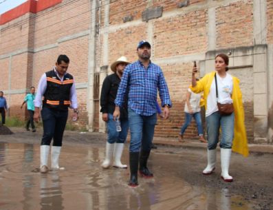 Las cuadrillas realizan limpieza de calles, viviendas y espacios públicos, además de brindar acompañamiento comunitario a las familias damnificadas. ESPECIAL/Gobierno de Tlajomulco