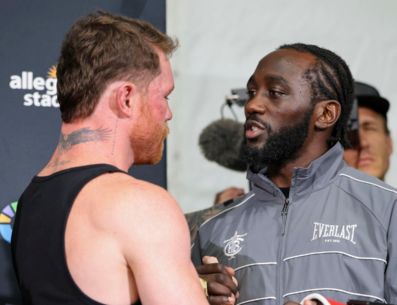 En redes sociales comenzó a circular un video en el que Terence Crawford acudía a la conferencia posterior de Saúl Álvarez para regresarle los cinturones que le habían sido entregados. EFE / ARCHIVO