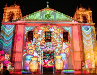 La fachada del templo se llenó de los colores vibrantes, inspirados en la artesanía y tradiciones de México, con el video proyectado, titulado “Mexican Dreams”. ESPECIAL / GOBIERNO DE GUADALAJARA