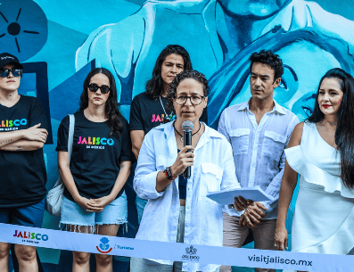 Con el fin de llevar el arte a los espacios públicos de Puerto Vallarta, colectivos artísticos y creadores locales trabajan en la intervención de murales vinculados al cine. EL INFORMADOR / A. Navarro