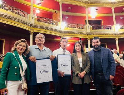 La premiación, realizada en el Teatro Degollado, reunió a artesanas y artesanos de diversas regiones de Jalisco. ESPECIAL/Gobierno de Tlajomulco