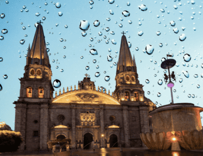 La probabilidad de lluvia este viernes en Guadalajara es del 44 por ciento, aunque es más probable que se presente entre las 15:00 y 16:00 horas. ESPECIAL / CANVA