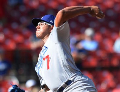 Julio Urías, tras ser suspendido de la MLB por el caso de violencia doméstica, podría tener una segunda oportunidad con Tomateros de Culiacán. AP / ARCHIVO