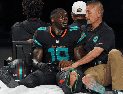 La jugada de la desgracia de Tyreek Hill ocurrió en el tercer cuarto del juego, cuando los Dolphins ganaban 10-3. AP / R. Blackwell