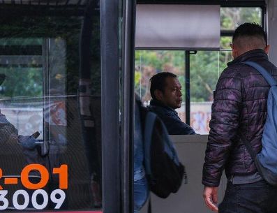 Las unidades cuentan con accesibilidad universal, aire acondicionado y capacidad de hasta 140 pasajeros. ESPECIAL/Gobierno de Jalisco