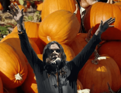 Así luce el mural de calabazas que armaron para Ozzy Osbourne. AFP / EFE / ARCHIVO