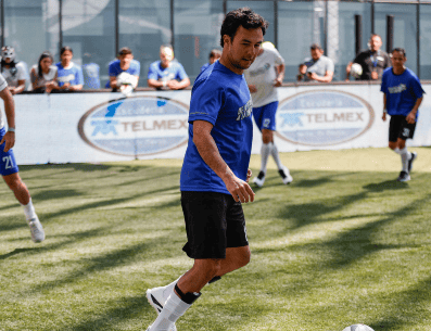 Checo Pérez participó en el evento "De la Pista a la Cancha", que se llevó a cabo en Plaza Carso este jueves 23 de octubre. SUN / D. S. Sánchez