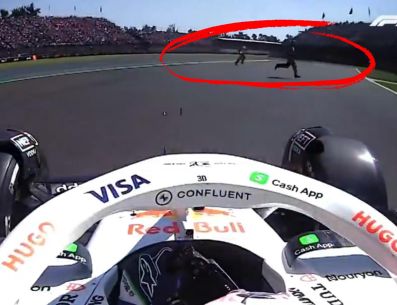 Las imágenes a bordo del monoplaza de Lawson mostraron al piloto reduciendo la velocidad mientras los dos comisarios cruzaban la pista frente a su auto. ESPECIAL