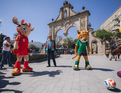 Zayu, Maple y Clutch tocan el balón a la sombra de los Arcos, durante una escala en el primer cuadro zapopano. ESPECIAL/Gobierno de Zapopan