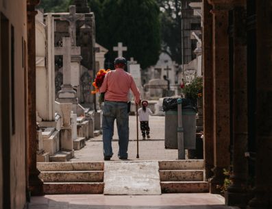 Autoridades hacen un exhorto a no subirse a las tumbas y lápidas, llevar a los menores y adultos mayores bien identificados, así como mantenerse hidratados. ESPECIAL/Gobierno de Guadalajara