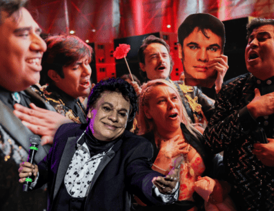 La serie documental "Juan Gabriel: Debo, puedo y quiero" sigue siendo un fenómeno regional que reúne a miles de mexicanos frente a la plataforma. AP / EL INFORMADOR / ARCHIVO