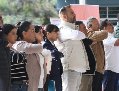 Durante su visita, Gerardo Quirino Velázquez destacó que esta obra fue atendida con prioridad debido a las condiciones en las que se encontraba el muro. ESPECIAL