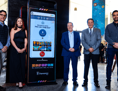 Este dispositivo inteligente cuenta con puertos de carga rápida tipo USB y tipo C para celulares, con una guía del aficionado que ofrece rutas al Estadio Guadalajara y otros servicios mediante códigos QR. EL INFORMADOR / A. Navarro