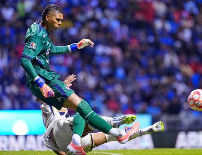 El club celeste detalló que, luego de realizar los estudios de imagen correspondientes, se corroboró la gravedad del golpe, por lo que el arquero colombiano será sometido este jueves a una intervención quirúrgica. IMAGO7.