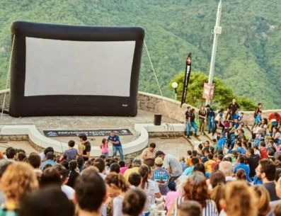 Será una oportunidad perfecta para relajarse, compartir risas y disfrutar juntos de una noche diferente. FACEBOOK / Cinemalive