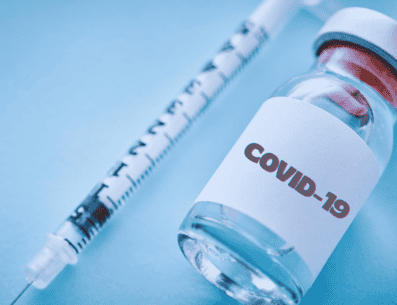 Por primera vez el Gobierno federal aplicaría vacunas actualizadas contra COVID-19, de la empresa Moderna. ESPECIAL / CANVA