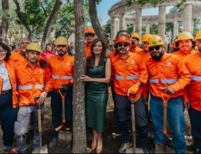 Acompañada por personal de Medio Ambiente y de Parques y Jardines, la alcaldesa participó en la siembra del nuevo árbol, que desde este fin de semana adornará La Rotonda de los Jaliscienses Ilustres. ESPECIAL