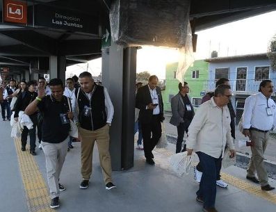 El recorrido inició en el Centro de Control de la Línea 1 y permitió a los asistentes conocer la digitalización y modernización de este sistema. ESPECIAL/Gobierno de Jalisco