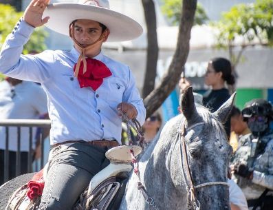 Al desfile asistieron autoridades estatales, municipales, educativas y representantes de corporaciones de seguridad y fuerzas armadas, así como cientos de tapatíos. ESPECIAL/Gobierno de Jalisco