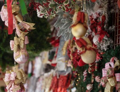 Desde esferas y series hasta árboles y moños artesanales, en la Perla Tapatía hay opciones ideales para vestir tu Navidad. EL INFORMADOR/ARCHIVO