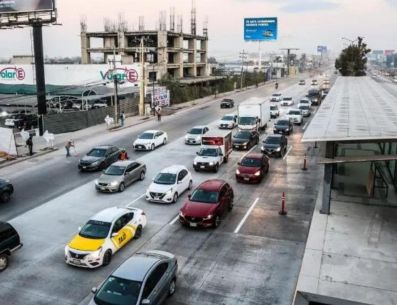 El secretario de Infraestructura y Obra Pública (SIOP), David Zamora Bueno, afirmó que las obras de la Línea 5 al Aeropuerto Internacional de Guadalajara avanzan en tiempo y forma, llevando ya un avance del 70 por ciento. EL INFORMADOR / A. Navarro