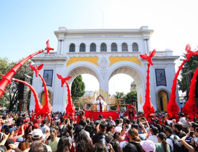 “Les Girafes” llenaron de emoción, risas y compañía familiar la avenida Vallarta. EL INFORMADOR/ J. ACOSTA
