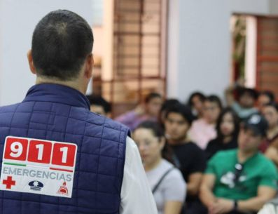 Personal del 911 capacita a prestadores de servicios de la FIL 2025 en protocolos de emergencia y coordinación con autoridades para fortalecer la prevención. ESPECIAL/Gobierno de Jalisco