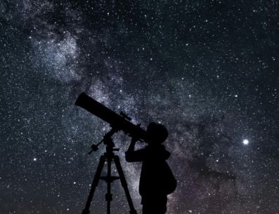 En cada edición, estudiantes y maestros comparten propuestas para observar el cielo y comprender los fenómenos astronómicos que nos rodean. PEXELS/ESPECIAL