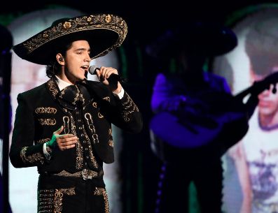 Alex señaló que, aunque antes de sus shows Alejandro suele beber una copa de alcohol o, en su defecto, una taza de té, esto no afecta su desempeño en el escenario. AFP / ARCHIVO