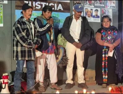 La protesta reunió carteles con los nombres y perfiles de las y los activistas, pero también a asistentes de la comunidad indígena de Azqueltán, cuyos integrantes han denunciado los conflictos que enfrentan. Metrópoli / R. BOBADILLA