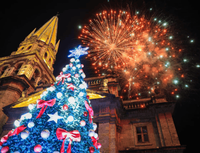 Con fuegos artificiales, un espectáculo de luces en la fachada de la Catedral, shows en vivo y el tradicional encendido del árbol, el Centro Histórico de Guadalajara recibió la Navidad con la inauguración del Festival Ilusionante 2025. Metrópoli / J. Acosta