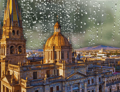 Clima en Guadalajara: El pronóstico de lluvia para este día es del 32%, pero disminuye a partir del miércoles. ESPECIAL / CANVA