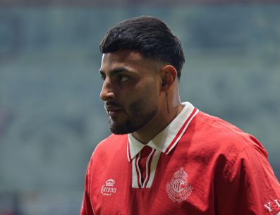 El experto en deportes aseveró que la tardanza en el retorno de Alexis Vega a las actividades del Apertura 2025 se debe a un posible mal manejo de su lesión. Imago7 / ARCHIVO