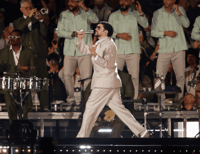 Bad Bunny no solo interpretó temas del género urbano, sino que combinó otros ritmos latinos como la salsa, mientras rescató pistas de reguetón. EFE/ Sáshenka Gutierrez
