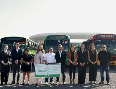 Con las unidades nuevas, Mercedes Benz, avanza el mejoramiento de la flotilla de transporte urbano del AMG y la calidad en el servicio para las y los usuarios. ESPECIAL/Gobierno de Jalisco