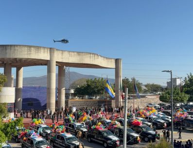 Los juguetes fueron entregados por policías tapatíos en alrededor de cincuenta colonias de como Jardines del Bosque, Echeverría, Lomas del Paraíso, y Oblatos, entre otras. ESPECIAL