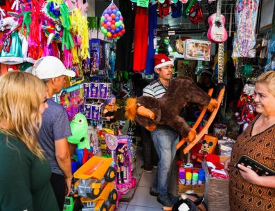 Tapatíos también aprovecharon su visita al Mercado Corona para comprar los productos para la cena de Navidad. EL INFORMADOR/A. Navarro