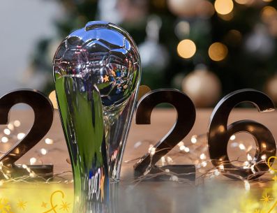 Para equipos como Chivas y Pumas, el brindis de este año tiene un sabor agridulce: el deseo sigue siendo el mismo, pero el reloj de la sequía no se detiene. ESPECIAL / IMAGO7 y CANVA