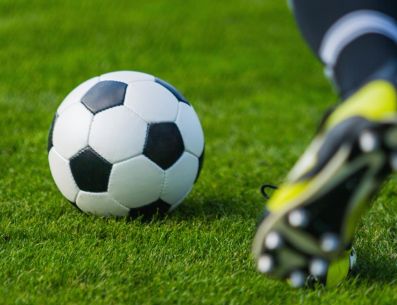 Para Gianni Infantino, las reglas deben evolucionar para reducir al mínimo las interrupciones durante los partidos. ESPECIAL / CANVA