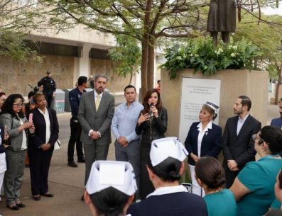 Vero Delgadillo anunció que, a través del regidor Gabriel Vázquez, se hicieron las gestiones para reemplazar la placa de cobre que estaba en el pie del monumento a la enfermería. ESPECIAL / GOBIERNO DE GUADALAJARA