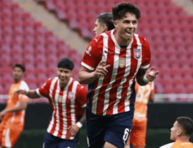 Su estreno en el futbol profesional se dio en el Torneo Clausura 2024, cuando fue alineado como titular en el duelo frente a los Bravos de Juárez. IMAGO7