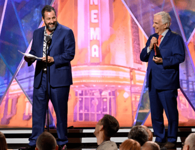 Durante los Movies for Grownups Awards, Adam Sandler prometió "hacer películas buenas". ESPECIAL / THR