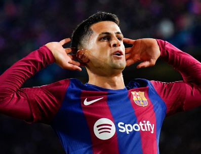 El Barcelona, quien de nuevo recibe a Cancelo, lidera La Liga española en su punto medio, con cuatro unidades de ventaja sobre su escolta Real Madrid. EFE / ARCHIVO