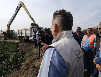 Las acciones servirán para recuperar la capacidad hidráulica, mitigar inundaciones, disminuir la proliferación de mosquitos y mejorar la capacidad de almacenamiento, así como cuidar la seguridad de las y los vecinos. ESPECIAL/Gobierno de Jalisco