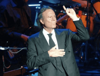 Julio Iglesias estaría preparando la defensa tras ser acusado de abuso sexual