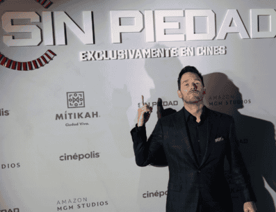 El actor estadounidense se dio el tiempo para firmar autógrafos a algunos fans que aprovecharon para sacar fotos y saludar al intérprete. EFE/ J. Méndez