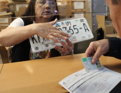 El refrendo 2026 mantiene su costo de mil pesos para automóviles y 600 pesos para motocicletas, con 5 por ciento de descuento por pronto pago en enero y febrero para trámites en línea. ESPECIAL/Gobierno de Jalisco